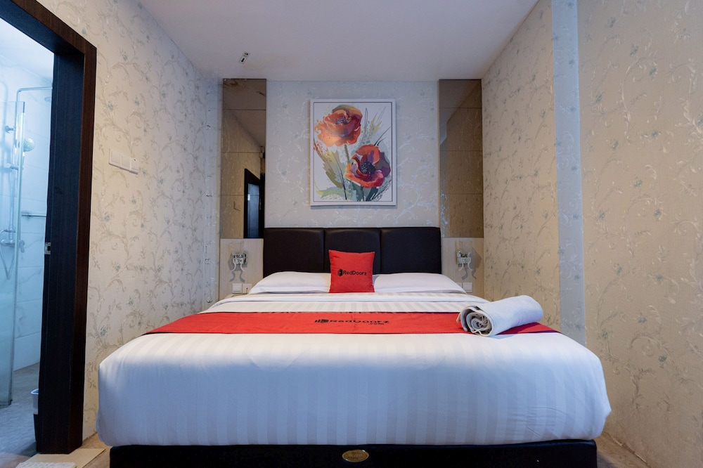 RedDoorz Premium near Grand Batam Mall 22/50