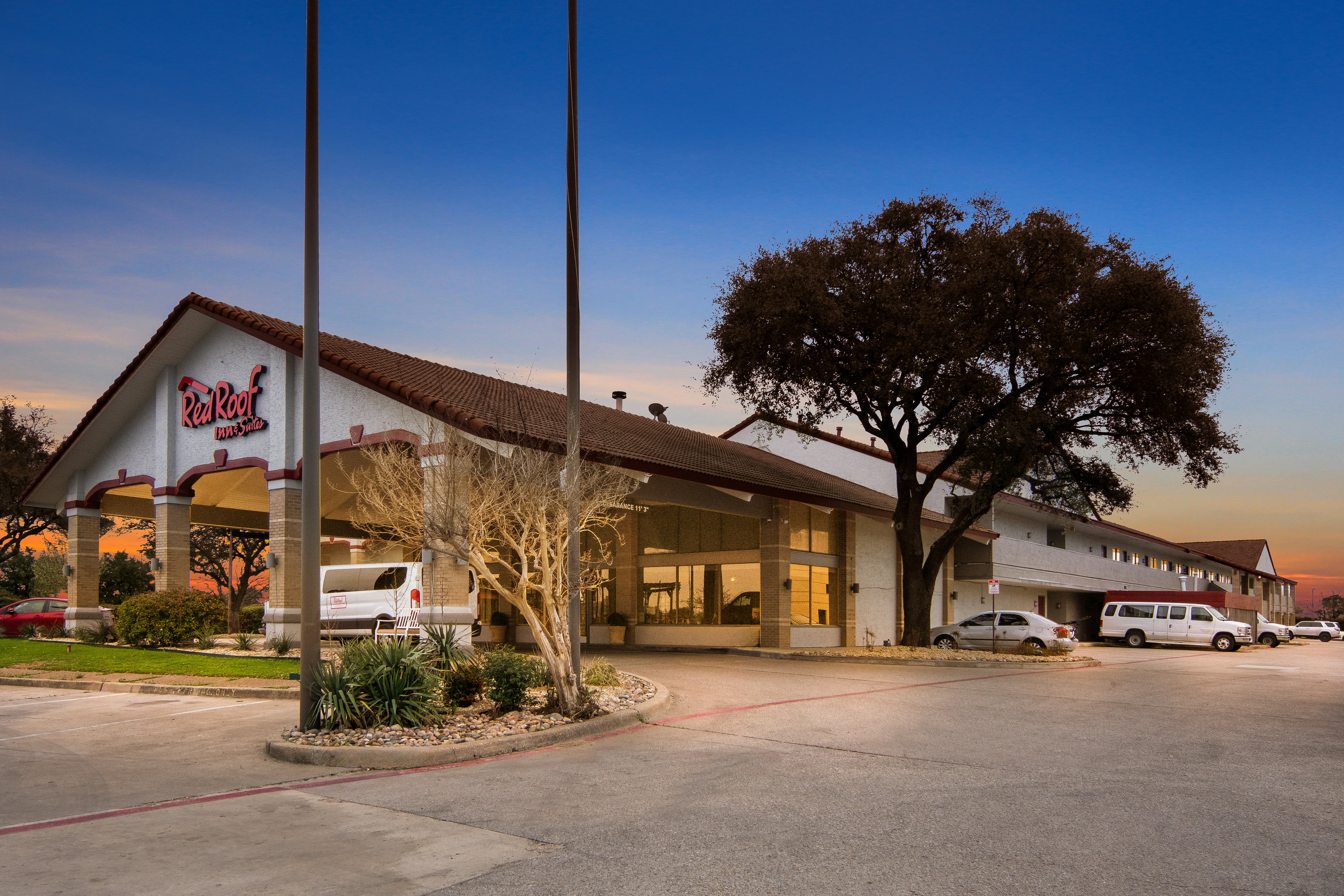 Red Roof Inn & Suites Irving - DFW Airport South 41/45