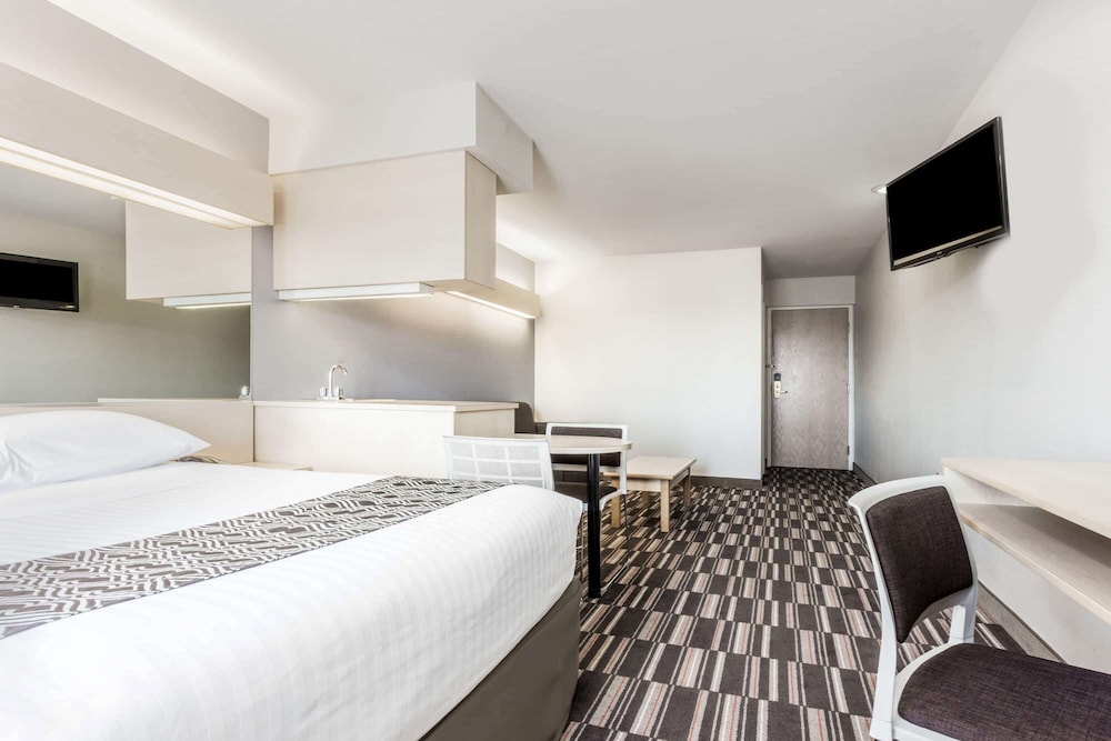 Suite, Queen Bed, Sofa