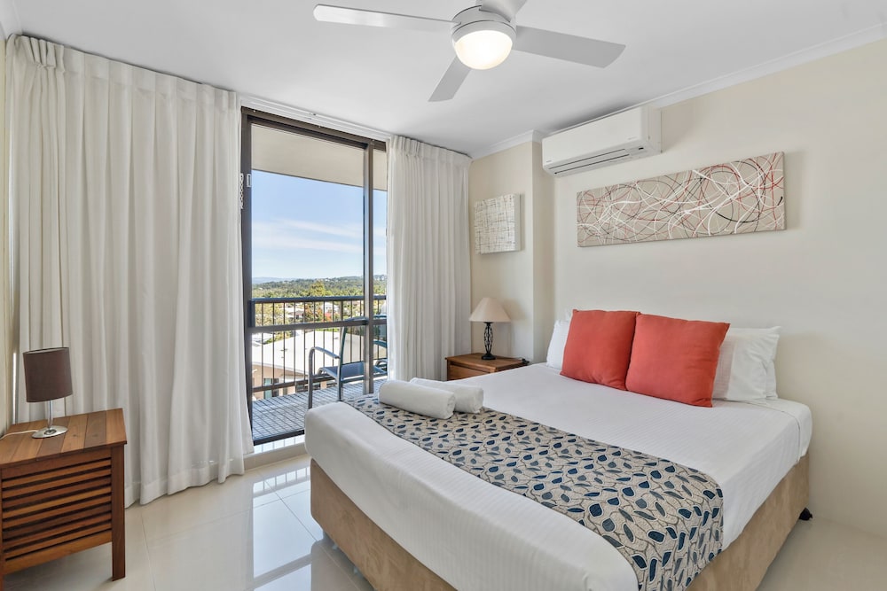 3 BEDROOMS, SUPERIOR, 1 QUEEN AND 4 SINGLE BEDS, OCEAN VIEW
