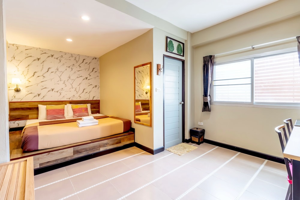 The Palm Hotel 15/50