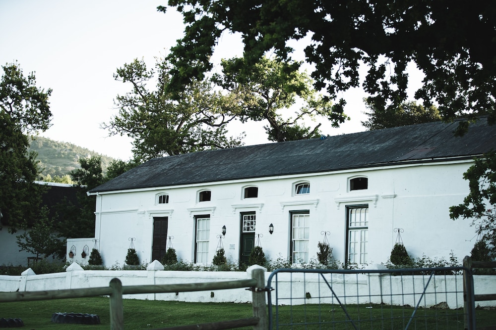 Under Oaks Guest House 2/50