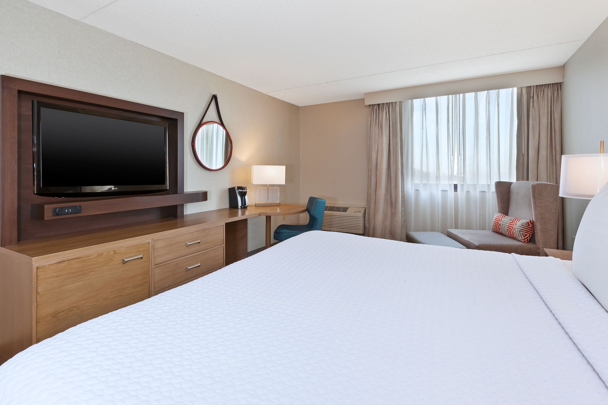 غرفة قياسية بسرير كينج لذوي الإعاقة، Crowne Plaza Columbus North-Worthington 6/7