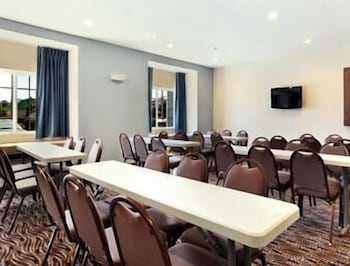 Microtel Inn & Suites by Wyndham Spring Hill/Weeki Wachee 24/30