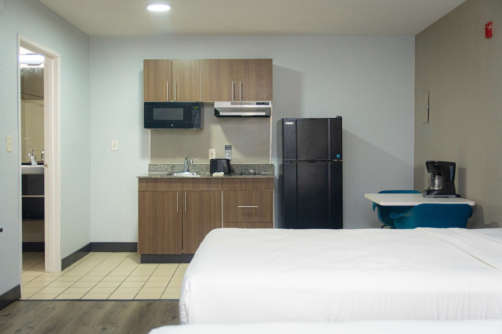 Studio 6 Extended Stay - West Palm Beach, FL 21/52