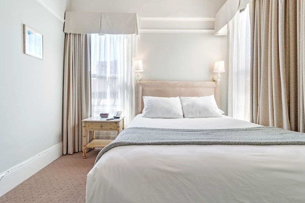 Cozy, Queen Bed