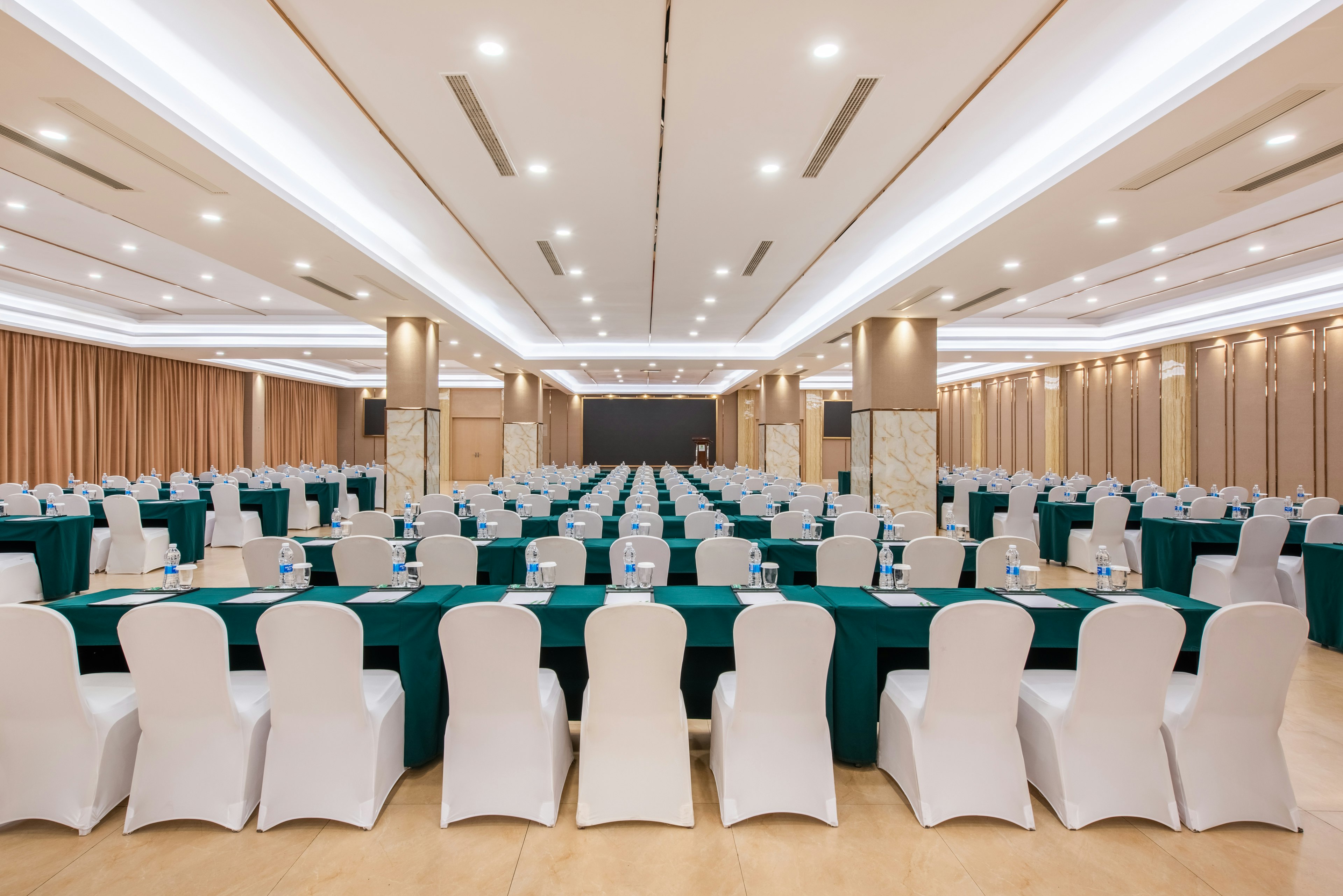 Holiday Inn Chongqing University Town 39/50