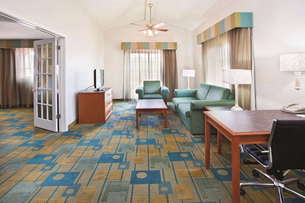 Howard Johnson by Wyndham Columbus Fort Benning 15/26