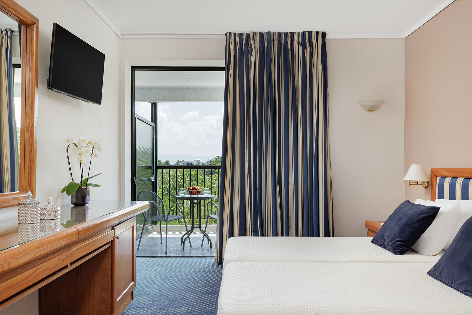 SUPERIOR, TWIN BEDS, CITY VIEW
