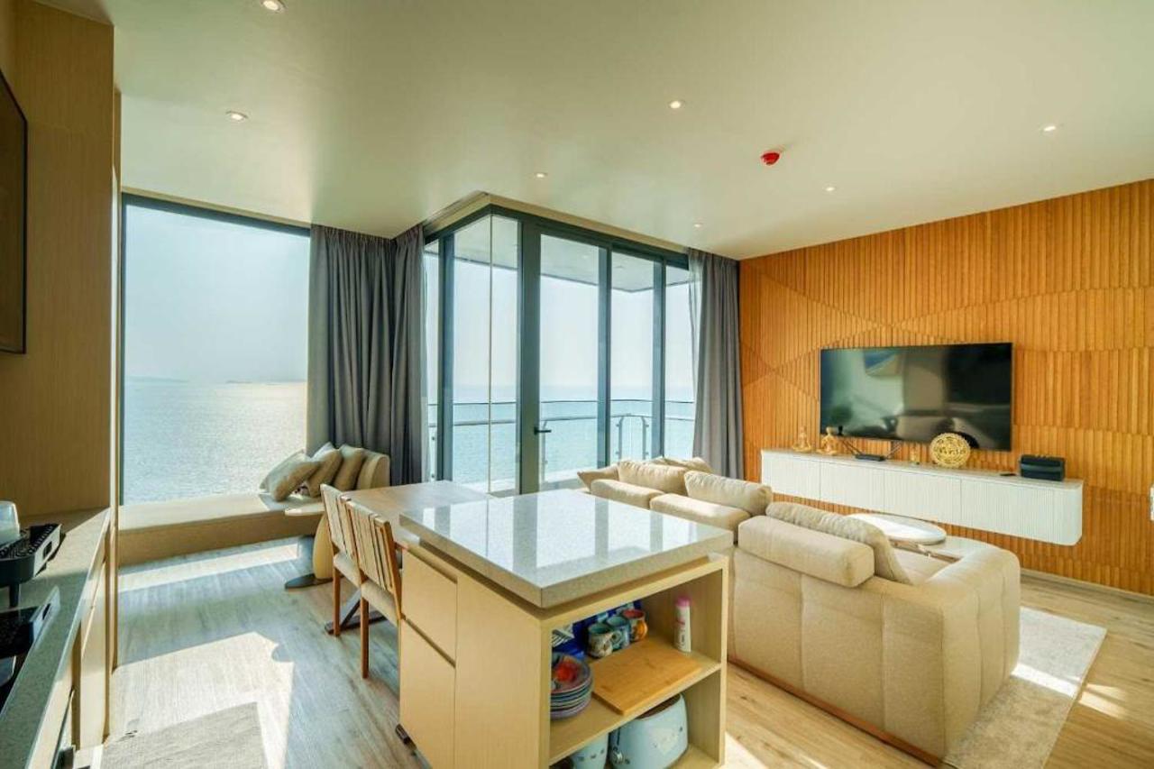 Luxury 2BR Sea View Apartment with Private Lift and Free Parking 23/34