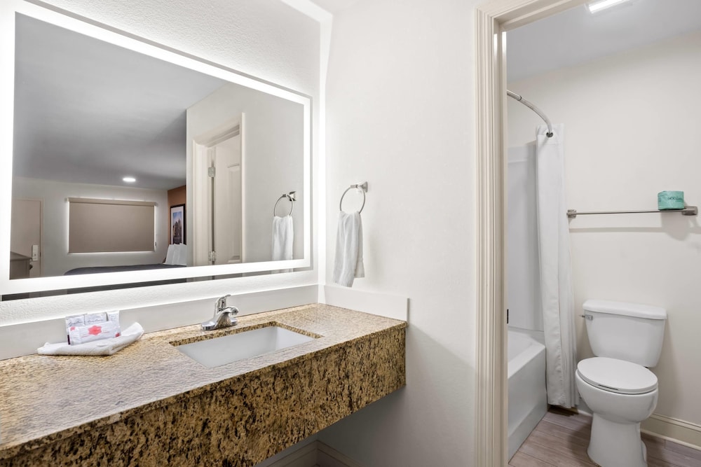 Rodeway Inn Baxley, GA 75/86