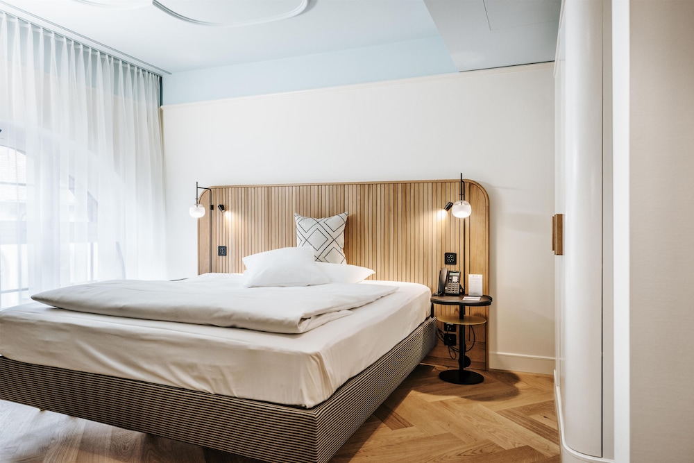 Standard, Convertible Double Bed