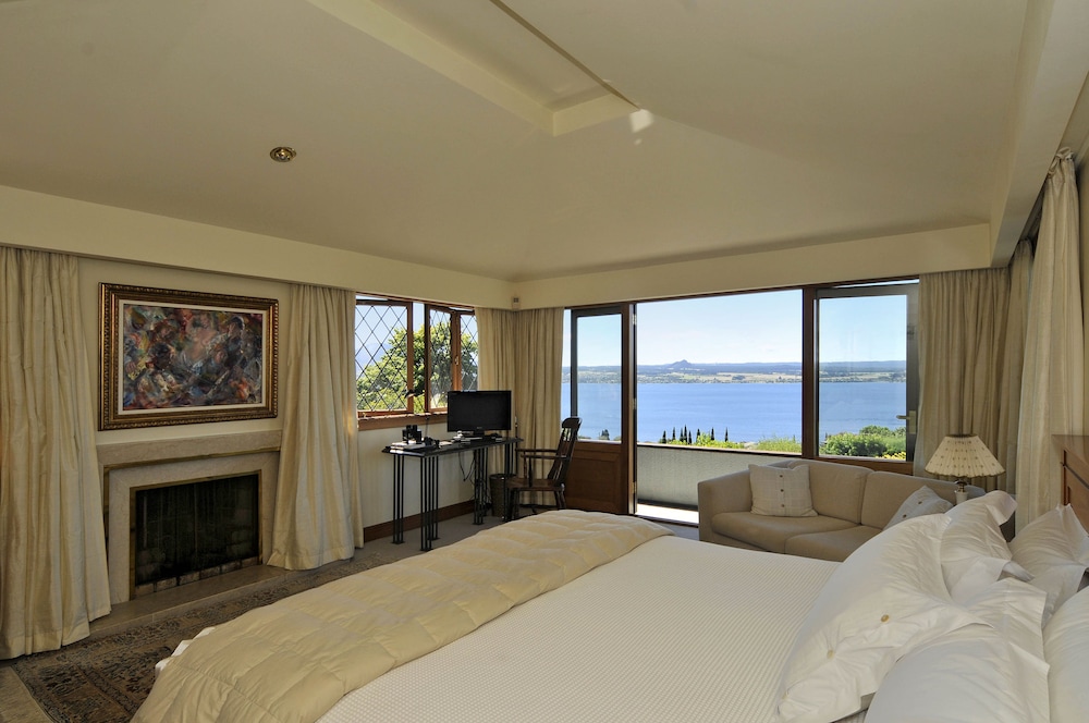 LAKE TAUPO LODGE 2/34