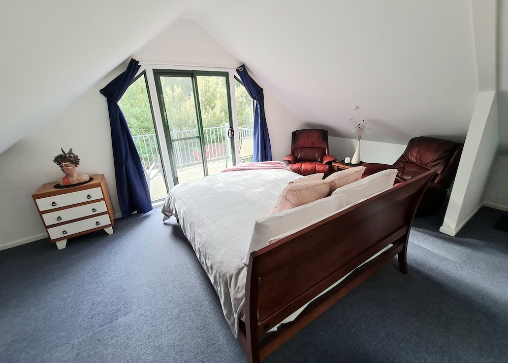HUON BUSH RETREATS 8/50