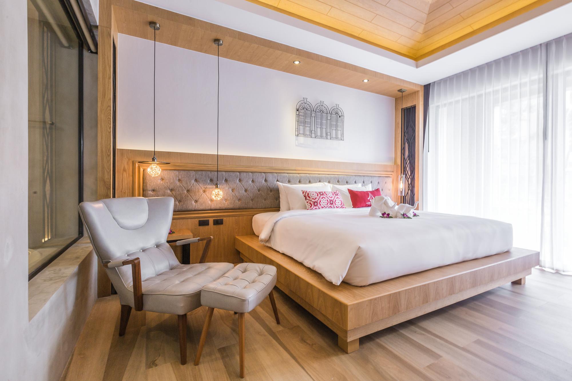 Deluxe, King Bed, Pool Access