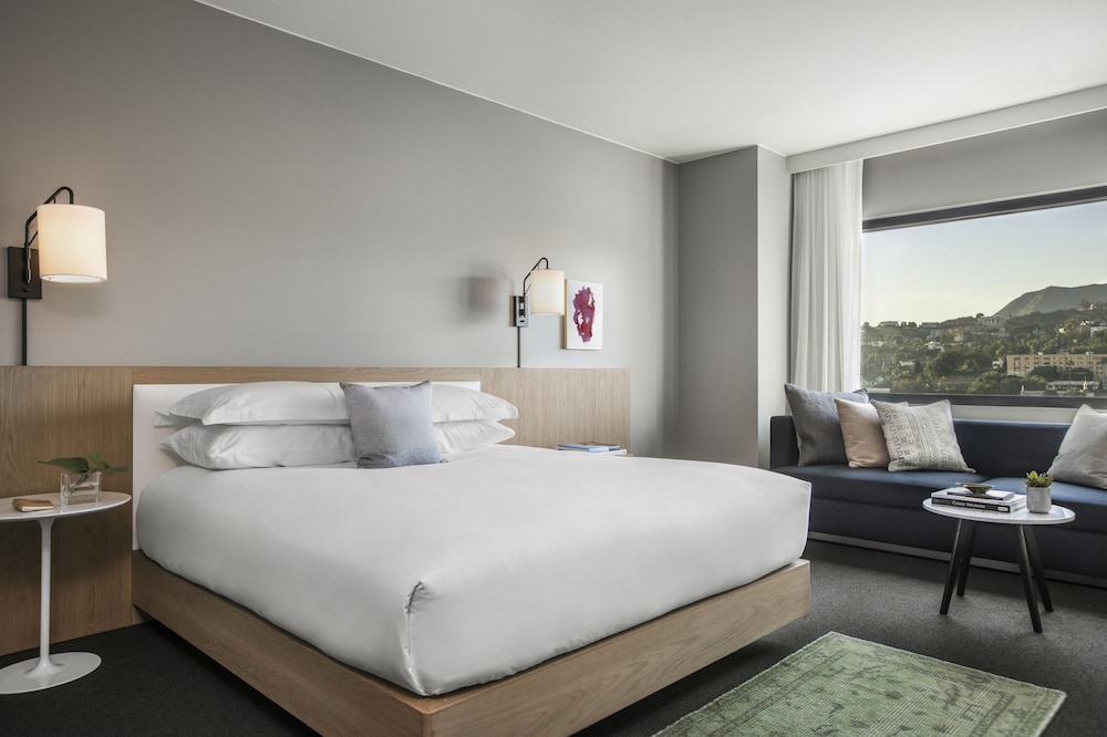 Room, King Bed, Hollywood Sign View