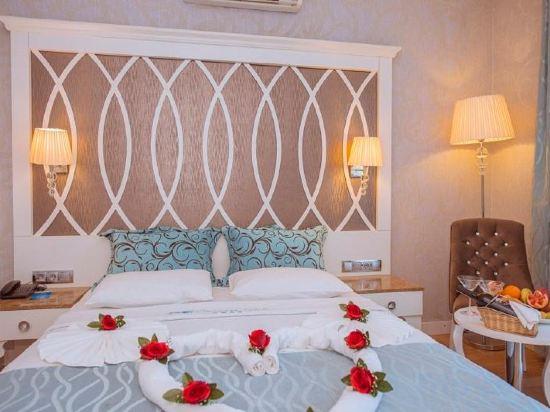 Swim Up, Queen Bed