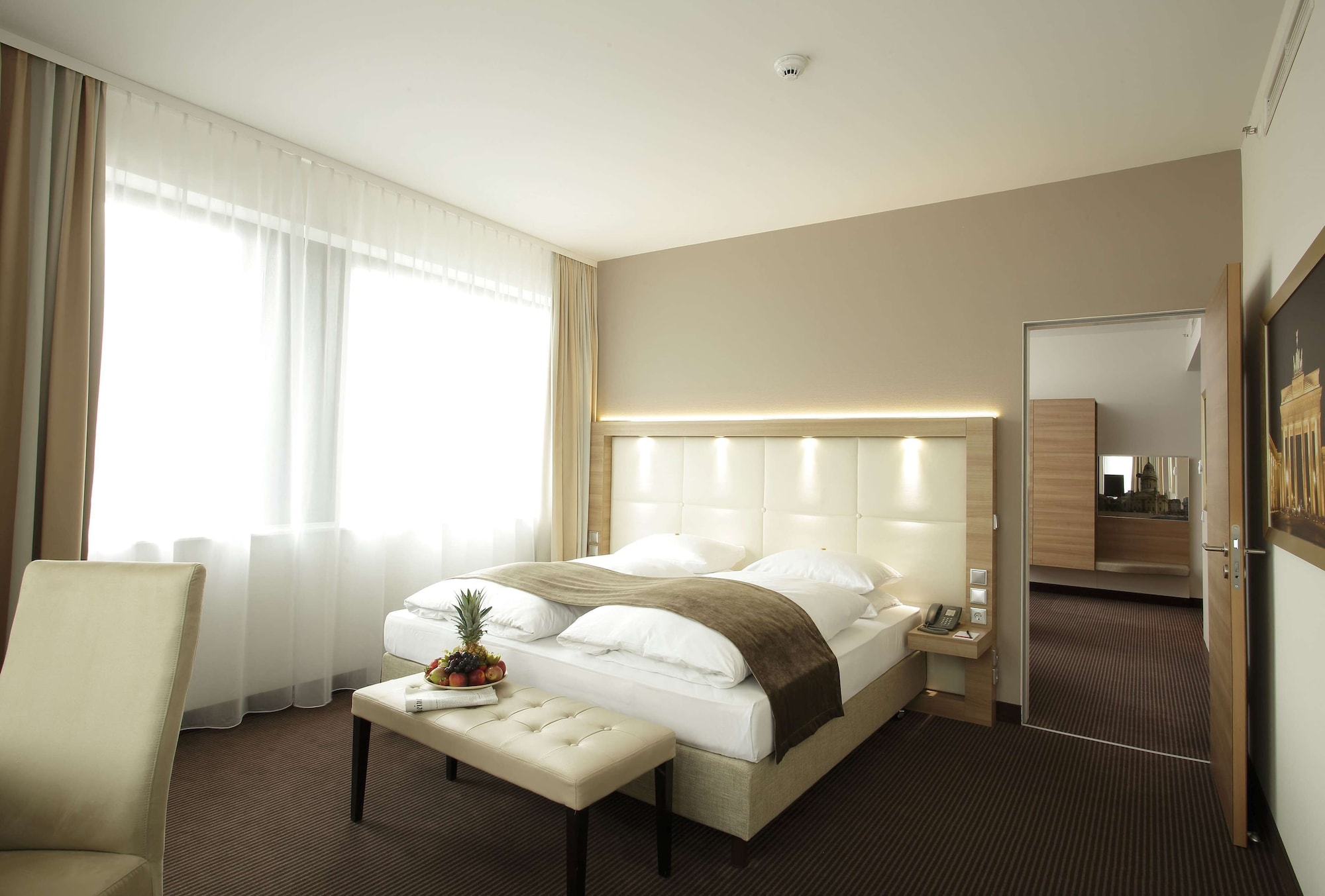 SUITE, KING BED, SOFA
