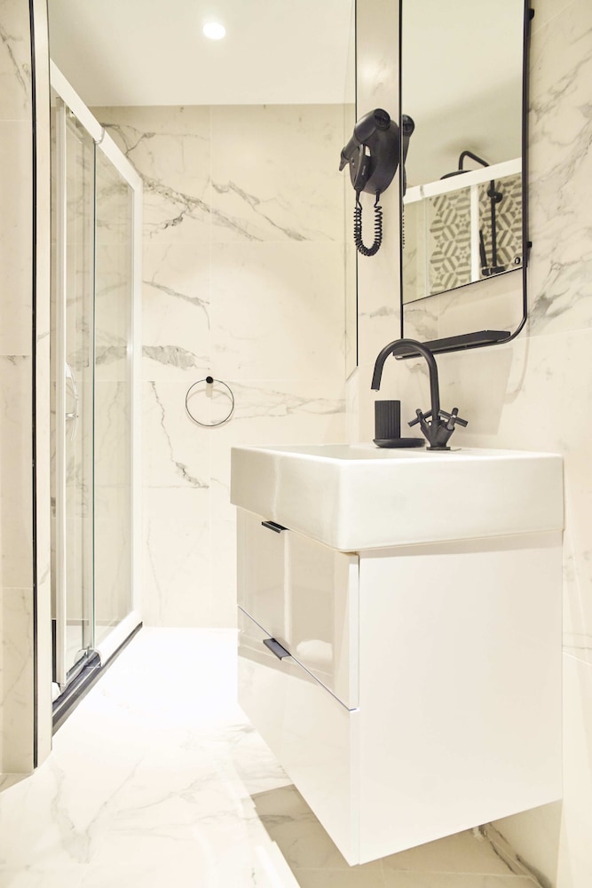 Madrigal Hotel Paris 3/47