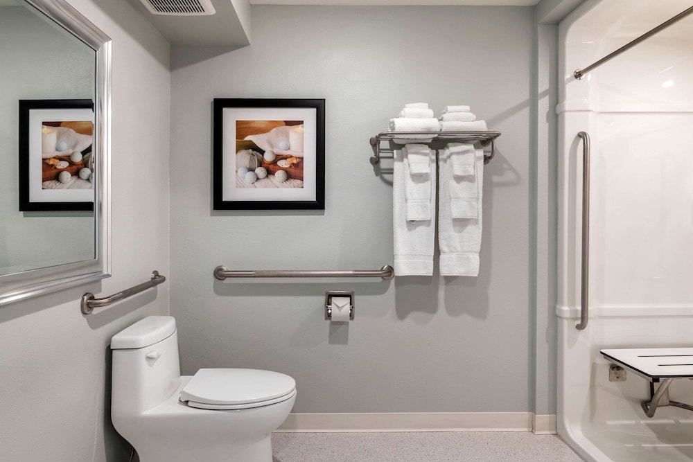 Amsterdam Inn & Suites, an Ascend Collection Hotel 6/28
