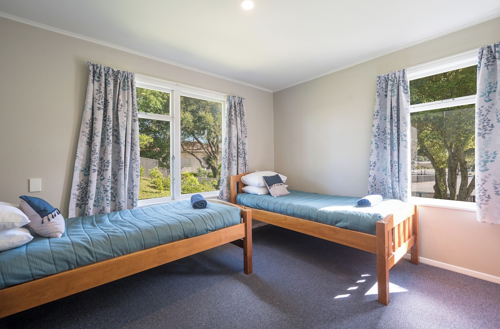 4 Bedrooms, Park, House, 5 Beds, 2 Queen Beds, Tahuna Beach Kiwi Holiday Park & Motel 4/10