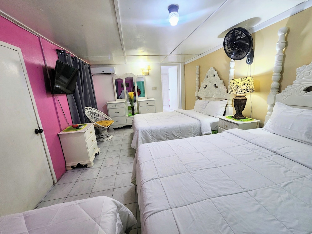 Family, 1 Single and 2 Queen Beds, Pool Access، Pinkhibiscus Guest House 3/10