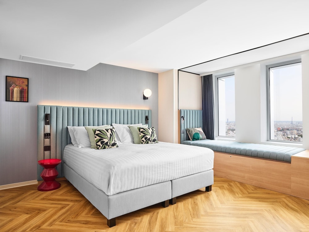 DELUXE, KING BED