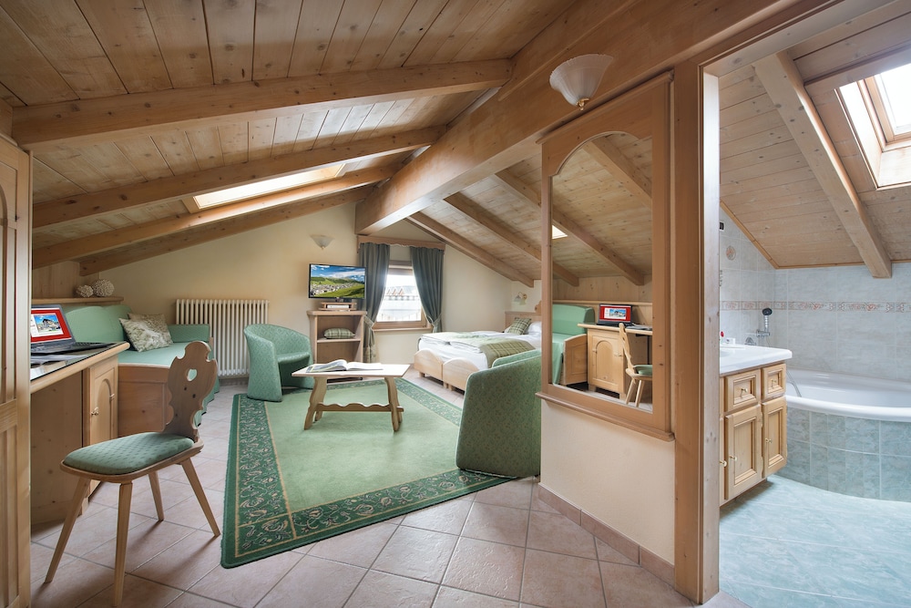 Crosal Hotel 34/50