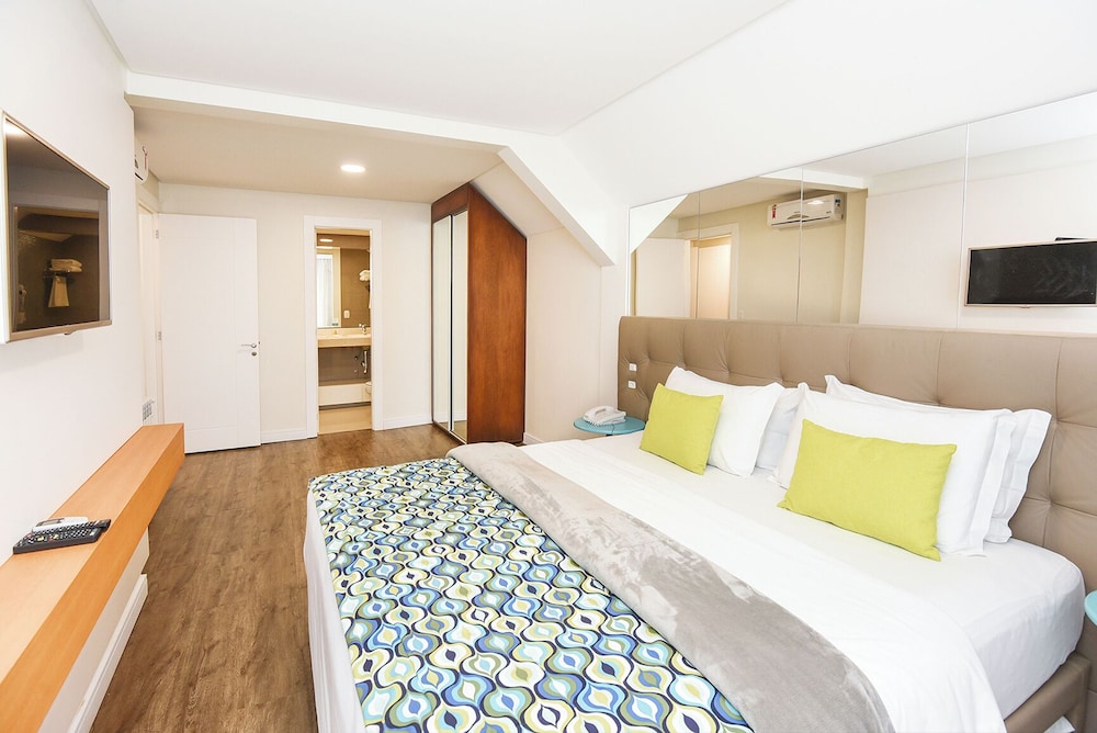 MASTER, SUITE, KING AND TWIN BEDS