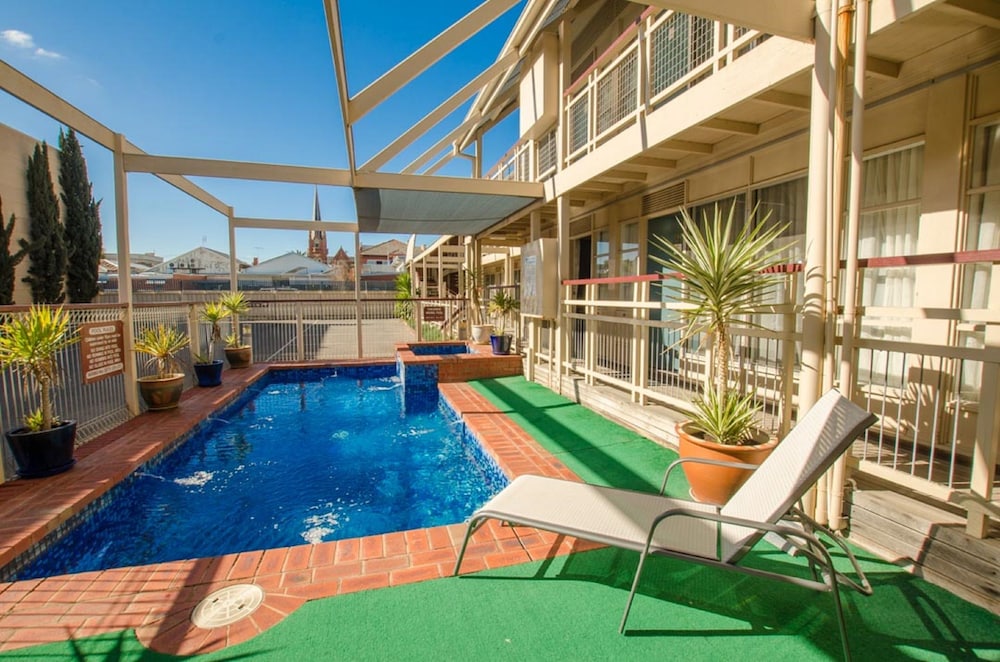 Mas Country Riverboat Lodge Motor Inn 26/28