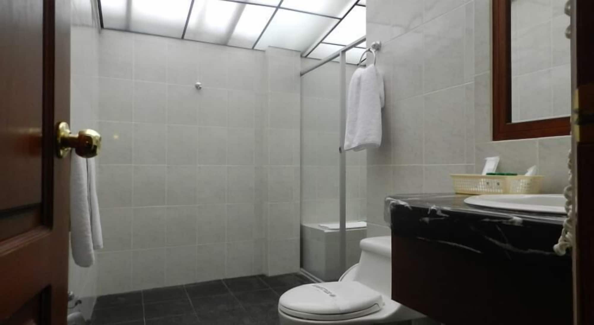 غرفة تقليدية رباعية بثلاثة أسرّة بإطلالة على المدينة بحمام خاص، Hotel Libertador 2/2
