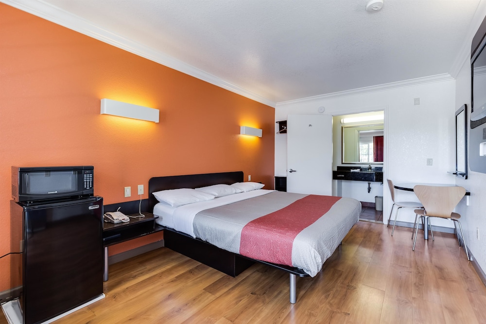 Motel6 San Jose, CA - Convention Center 25/60