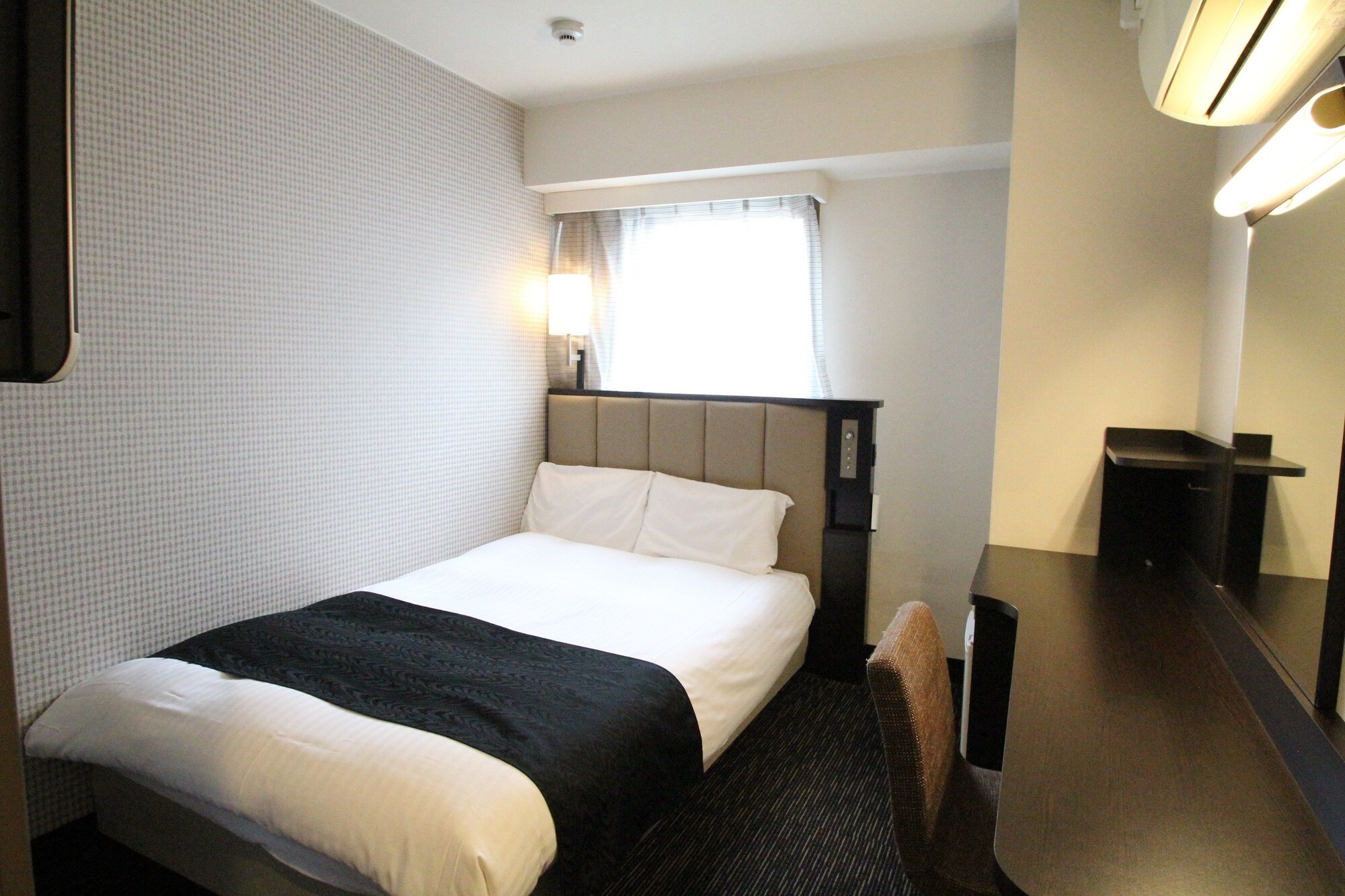 SEMI ROOM, SEMI DOUBLE BED