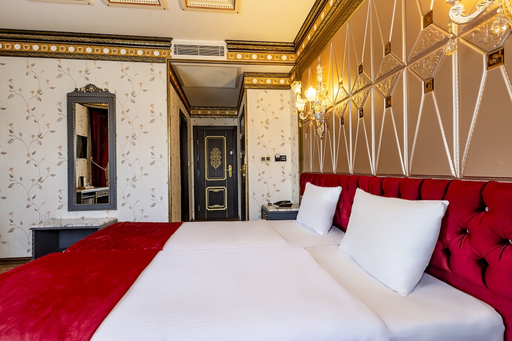 DELUXE, DOUBLE OR TWIN BED