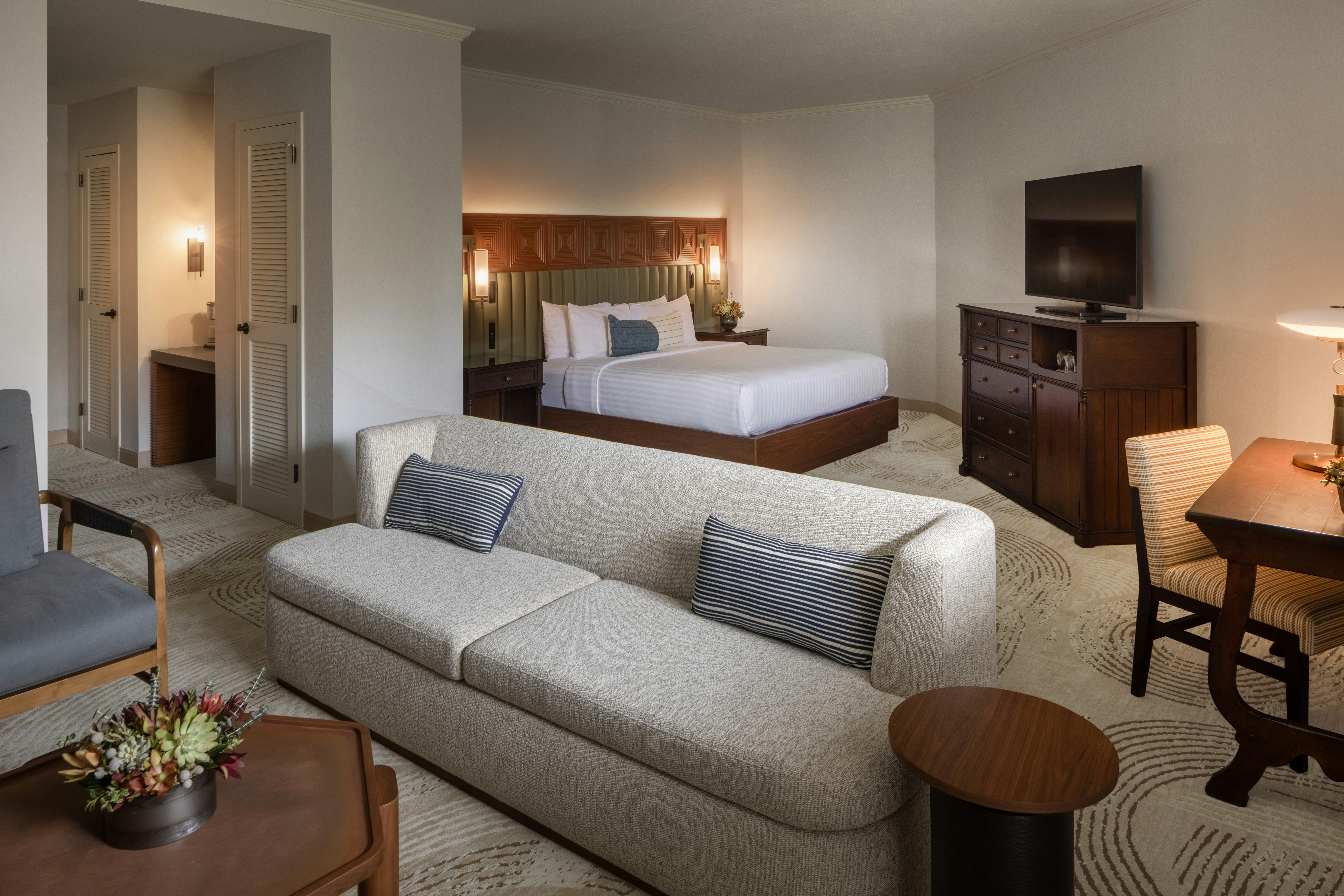 STUDIO, KING BED, SOFA