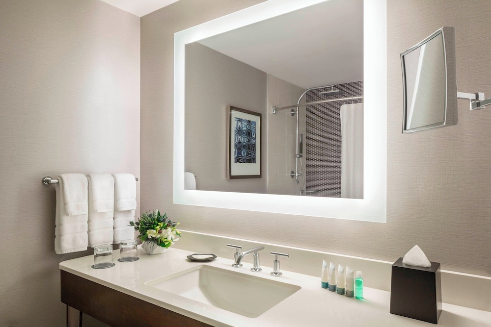 غرفة تقليدية بسريرين كوين، The Westin South Coast Plaza 6/10
