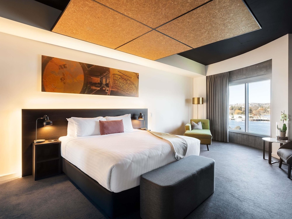 River, Deluxe, King Bed, Peppers Silo Launceston 4/10