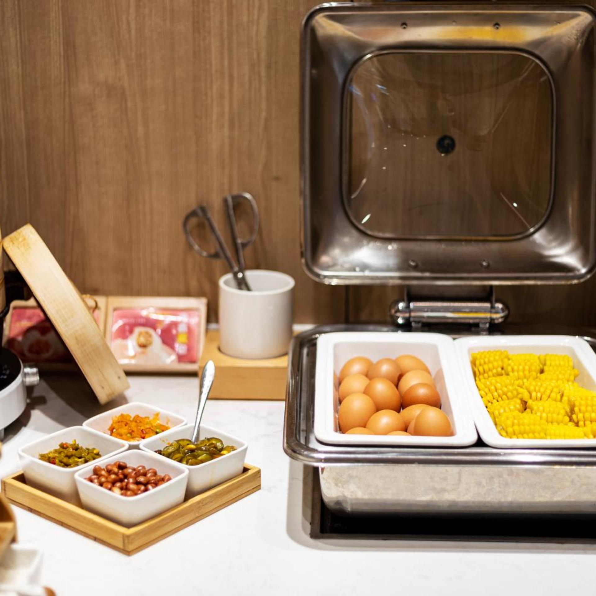 HanTing Premium Hotel (Shanghai Loushanguan Road Subway Station) 36/50