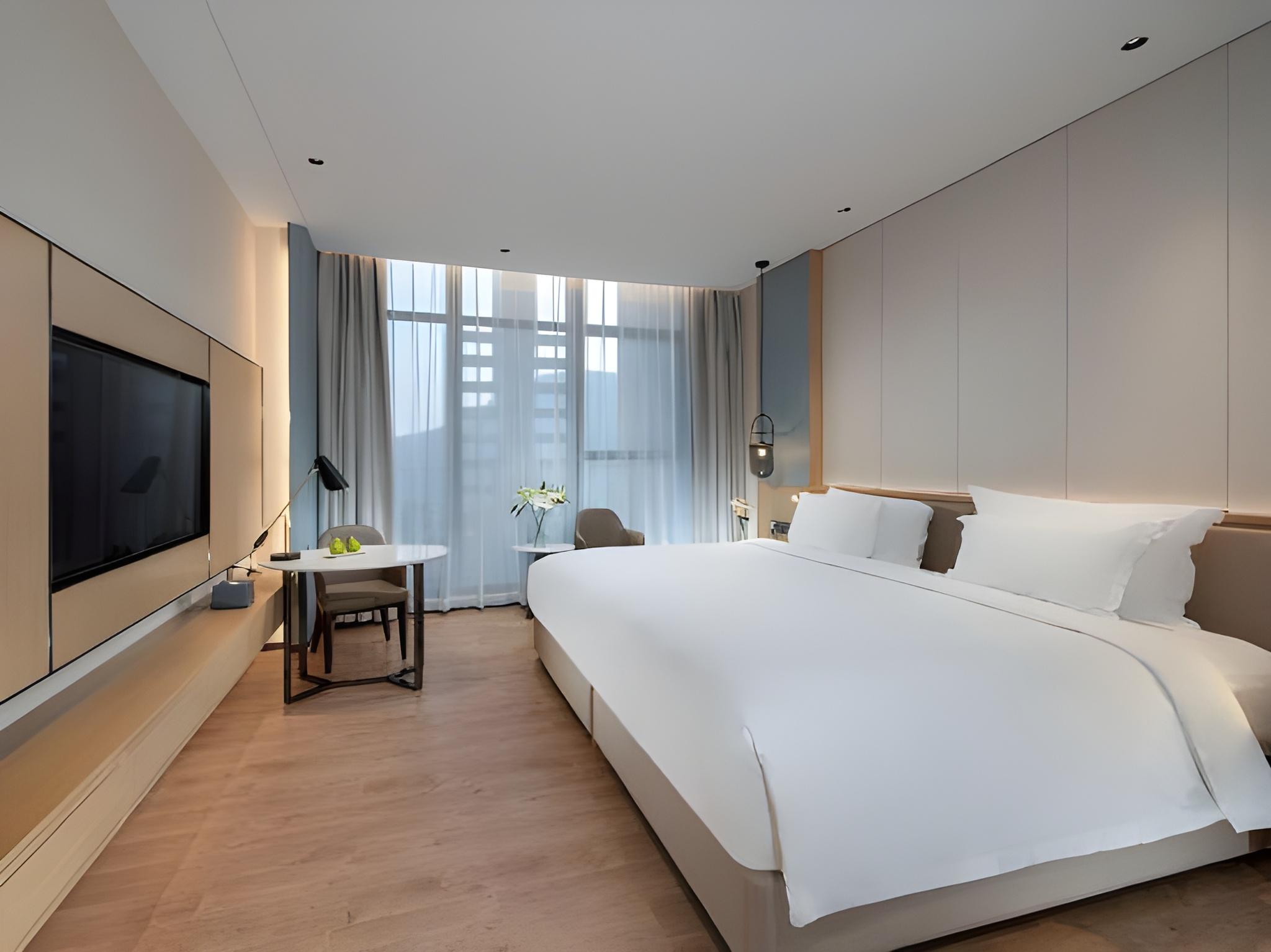 Elegant, Queen Bed