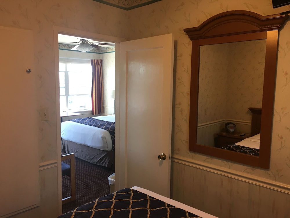 The Palomar Inn 33/61