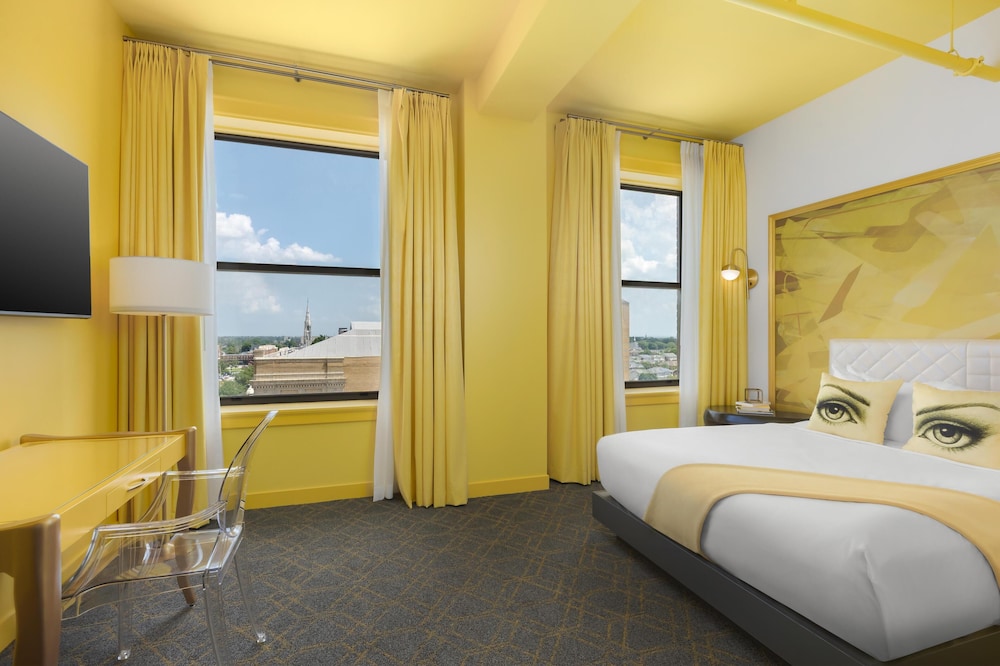 ROOM, KING BED