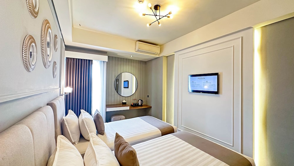 DELUXE, DOUBLE OR TWIN BED
