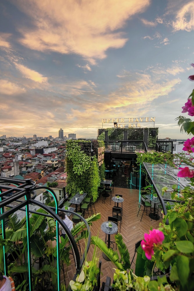 MAY DE VILLE Crown Hotel 4/46
