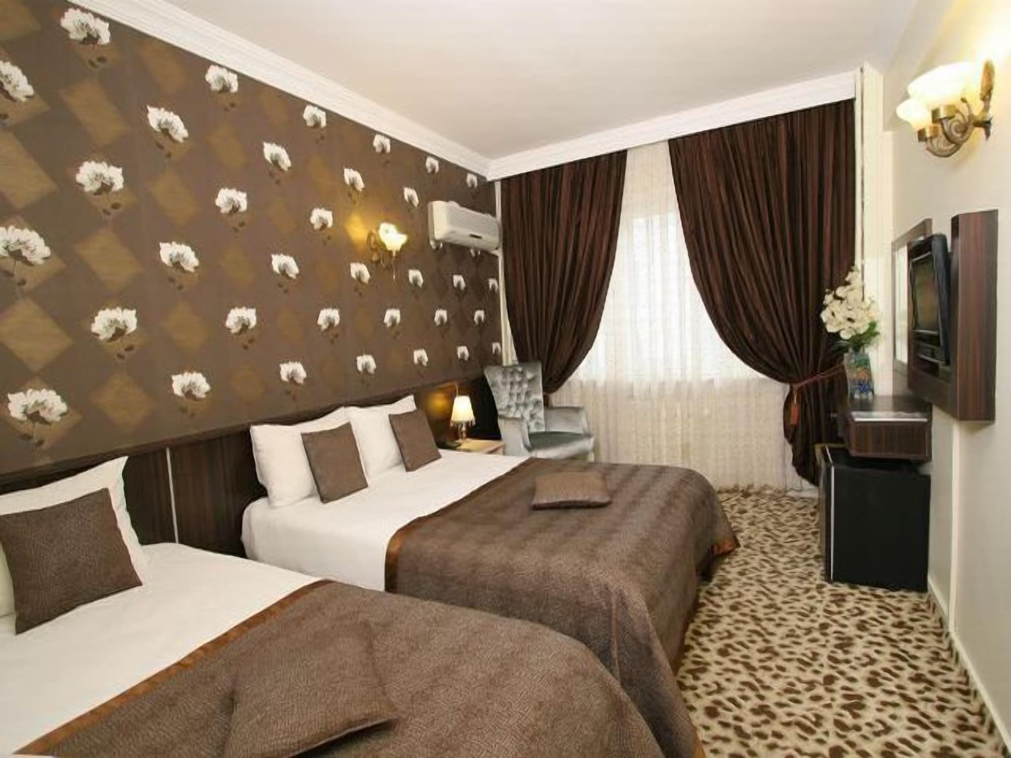 ROOM, DOUBLE BED