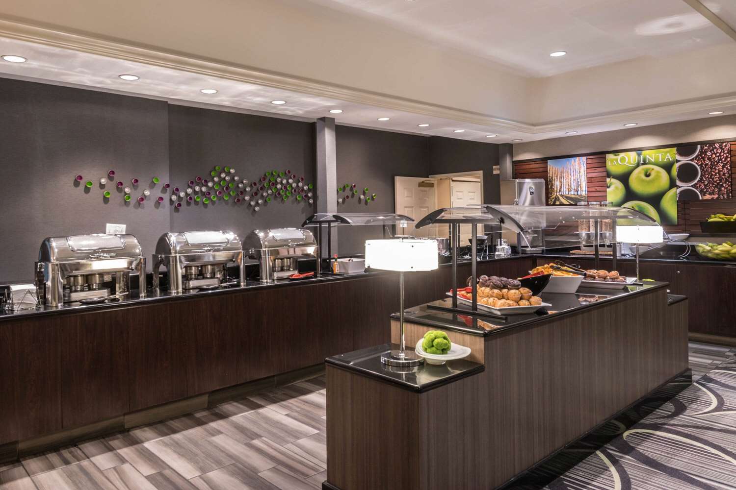 La Quinta Inn & Suites by Wyndham San Antonio Riverwalk 30/53