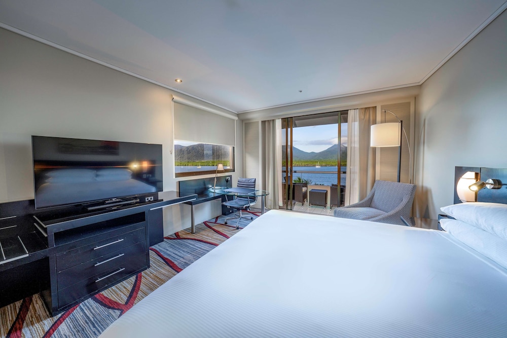 Hilton Cairns Hotel 15/85