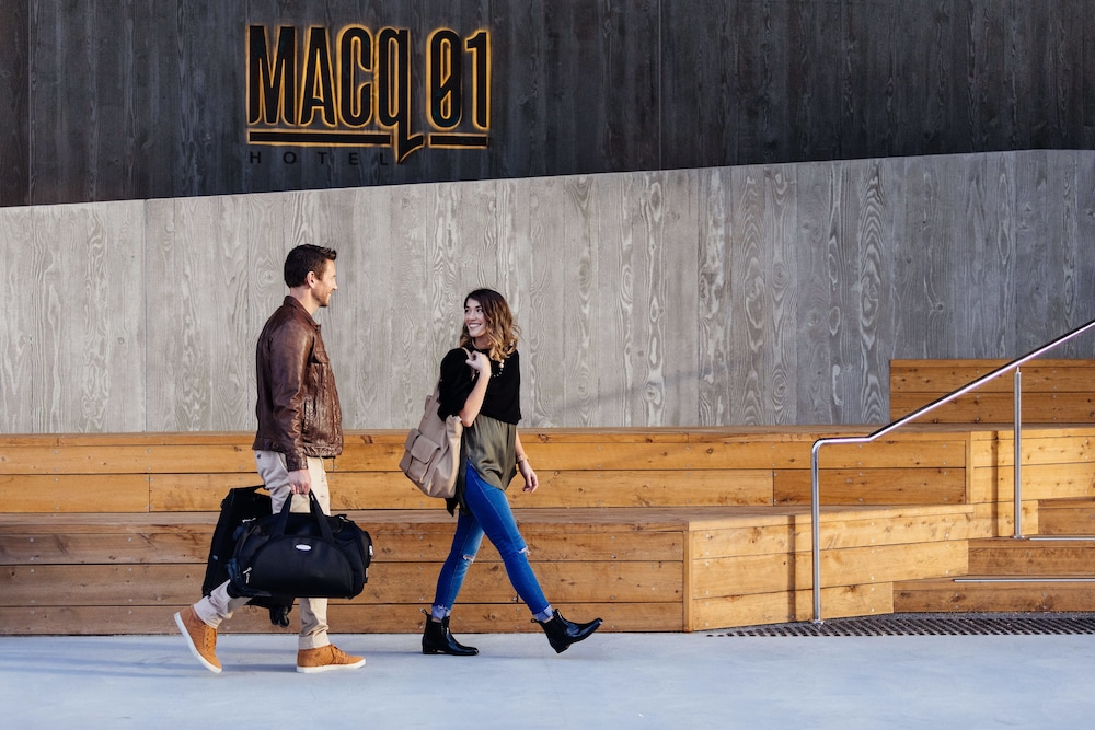 MACQ 01 HOTEL 39/69