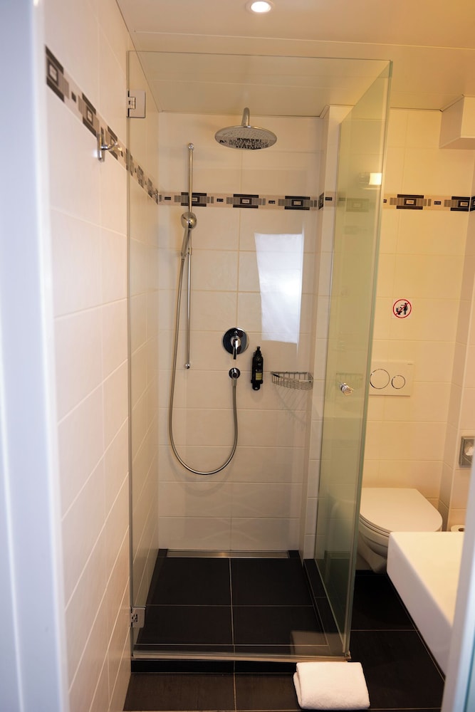 2 Bedrooms, Family, Twin Beds, Queen Bed, 2 Bathrooms, Sofa، Eden Hotel 4/4