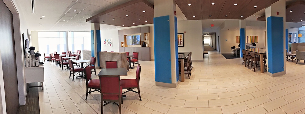 Holiday Inn Express Suites Rantoul 52/76