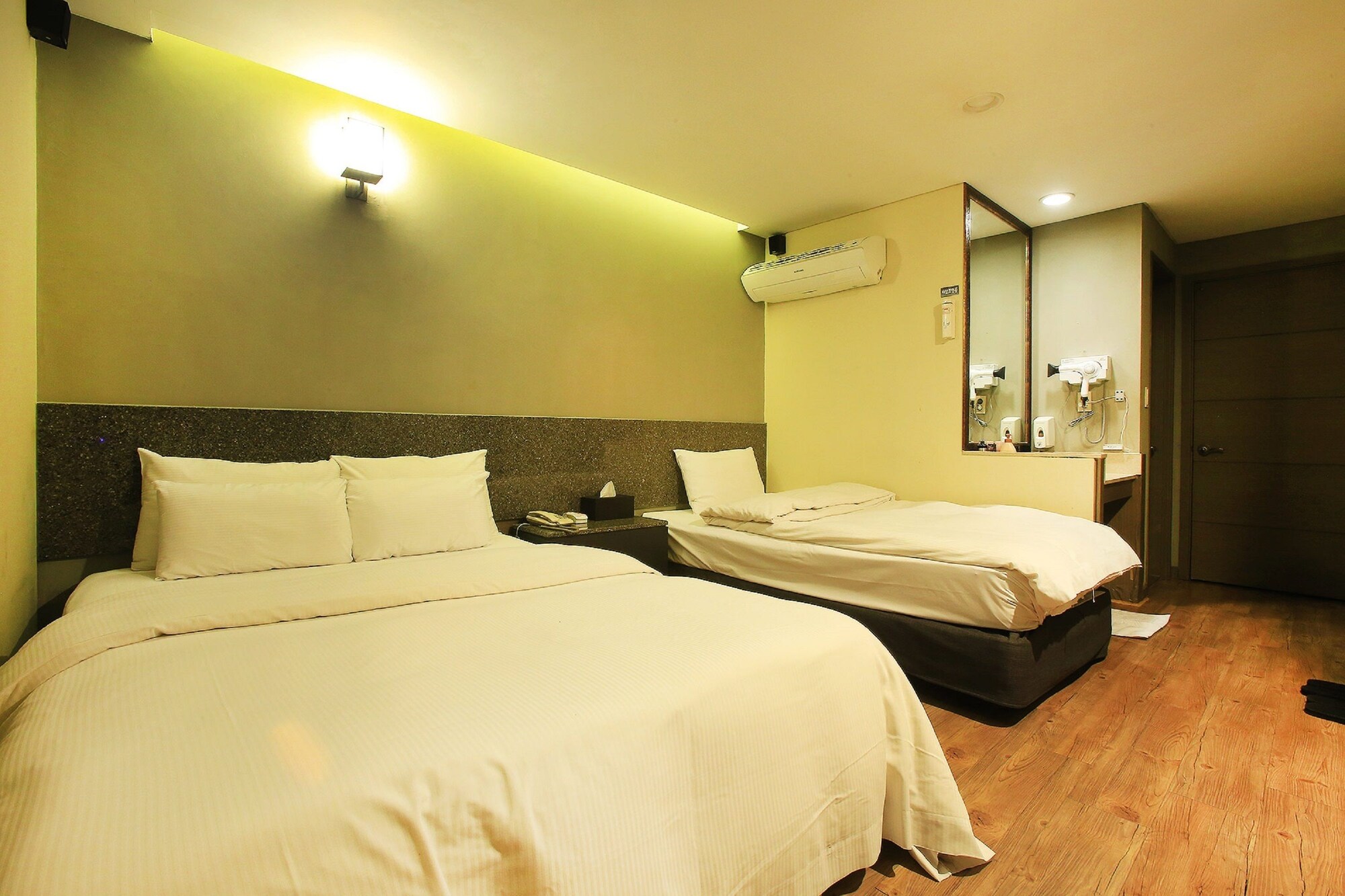 DELUXE, TWIN BEDS